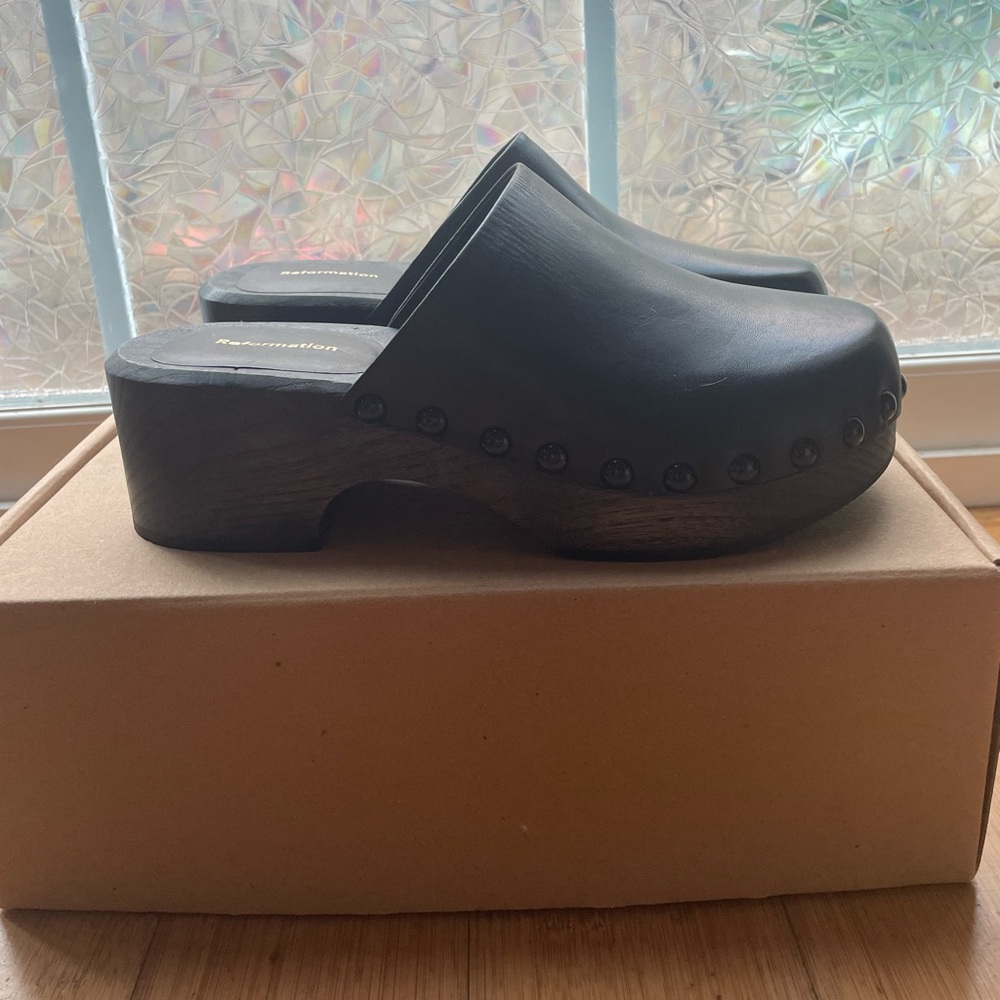 Rayna Closed Toe Clog